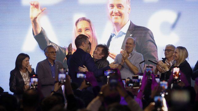 Manuel Adorni y Javier Milei abrazados en el búnker de La Libertad Avanza.