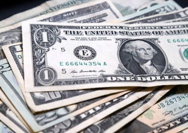 El dólar continuó con su tendencia alcista y cerró a $326