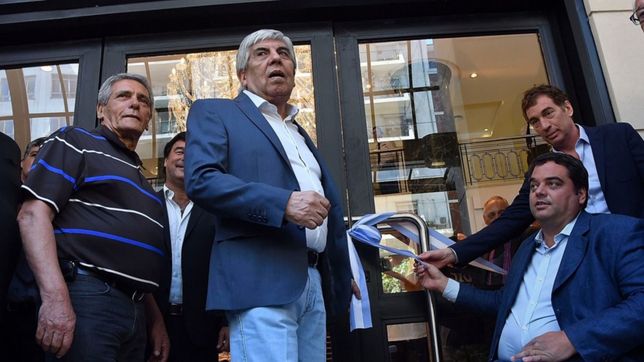 moyano y triaca compartieron un acto sindical tras la tension por oca