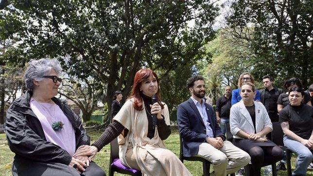 CFK, en campaña por la conducción del PJ, visitó a estudiantes de la Universidad Nacional del Arte
