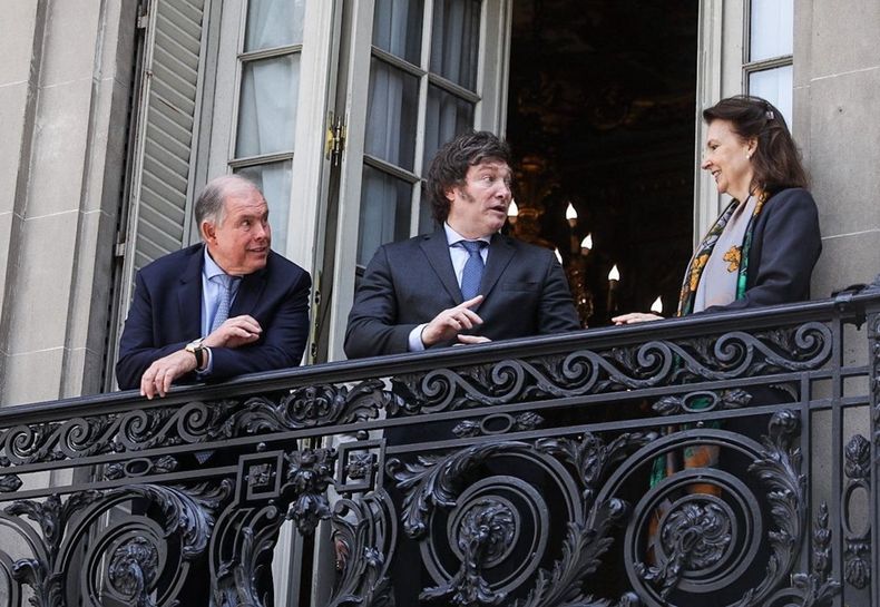 Javier Milei conversa con Diana Mondino