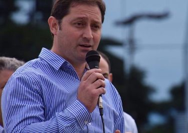 Una golpiza y un cruce telefónico eclipsan la campaña de un alcalde de Cambiemos