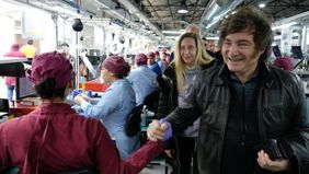 Javier Milei y Karina Milei con trabajadores de Tierra del Fuego
