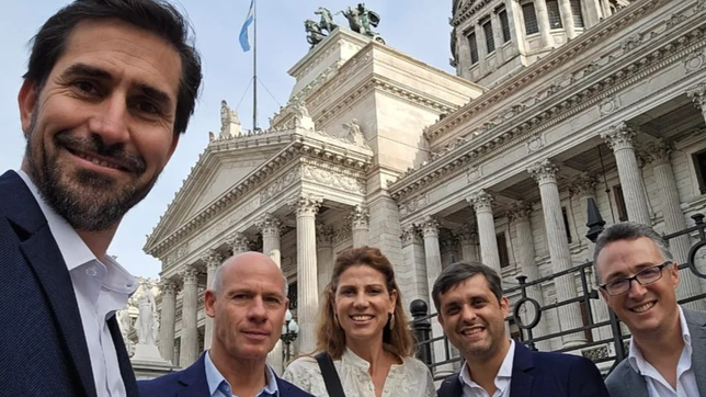Fernando Rambaldi a la salida de una reunión en la Cámara de Diputados, junto a Federico Zárate, Adela Arning y Pablo Cornet, intendentes del G6 del Gran Córdoba.