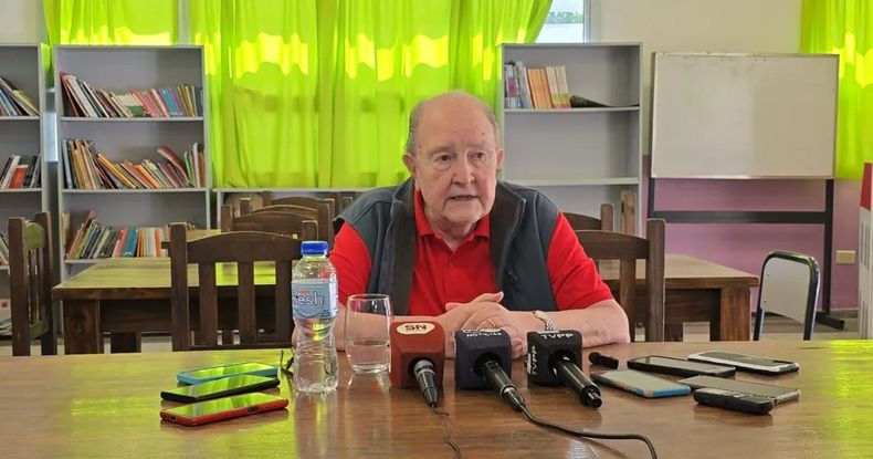 Carlos Verna convocó a una conferencia de prensa despues de emitir su voto en La Pampa.  Carlos Verna convocó a una conferencia de prensa despues de emitir su voto en La Pampa.