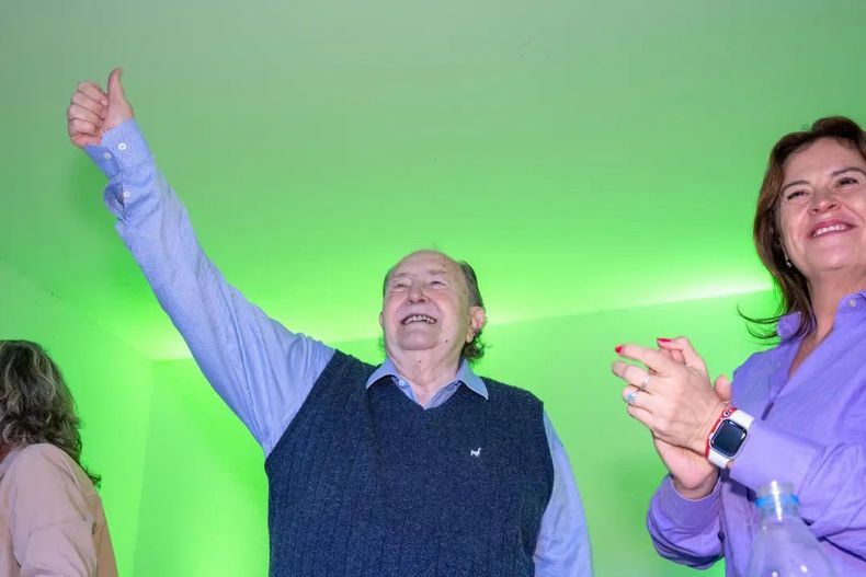 El exgobernador Carlos Verna en el acto de General Pico, este martes, junto a la intendenta Fernanda Alonso que va por la reelección.