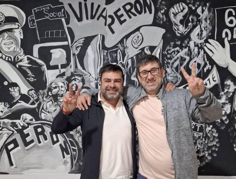 José Luis Sander, el frustrado candidato partidario de Luciano di Nápoli en Santa Rosa, se abraza con el que iba a ser su rival, Lucas Ovejero.