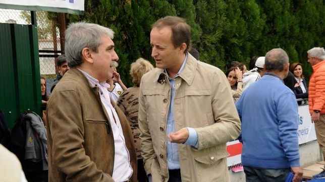 despues de decir que insaurralde se cago en todo el mundo, ahora anibal fue a lomas y se saco fotos con el