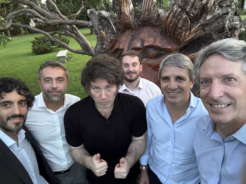Javier Milei con el equipo económico en la quinta de Olivos.&nbsp;