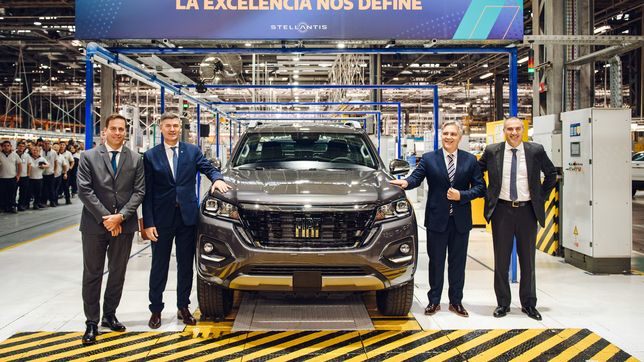 Martín Llaryora y Daniel Passeri, en la presentación de la nueva Fiat Titano, que se fabricará en el polo automotriz de Córdoba