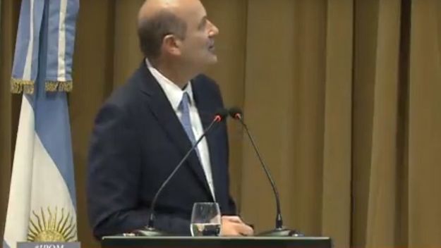 Sturzenegger bancó pauta de 15%, pero avisó que, si no se da, sube tasas