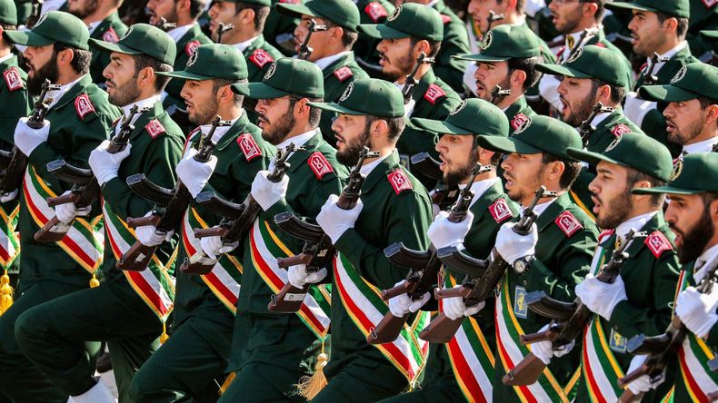 Efectivos de la Guardia Revolucionaria marchan en un desfile oficial en Irán.