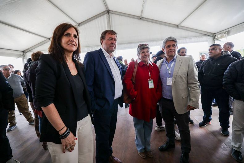 Marcela González Abdala junto a Alberto Weretilneck, junto a autoridades de la Cooperativa de Electricidad Bariloche. 