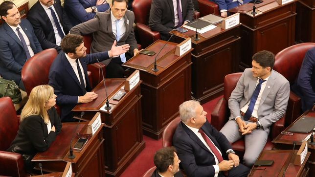 Maximiliano Pullaro mira fijamente a Juan Monteverde mientras este habla. Hubo chicanas entre ambos en la primera jornada de la reforma constitucional.