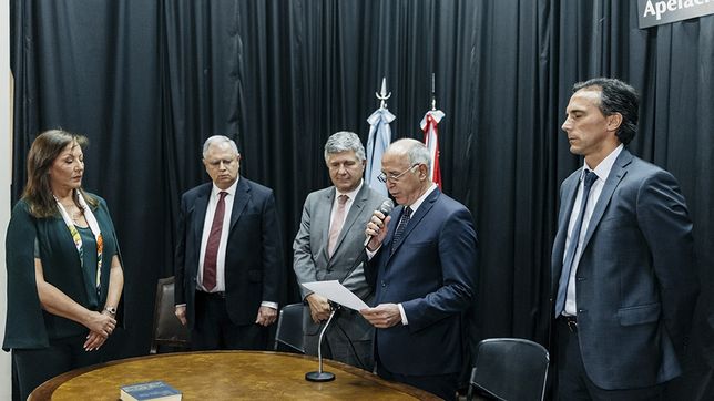 El cortesano Ricardo Lorenzetti le toma juramento a la jueza Silvina Andalaf Casiello en 2022 frente a otros miembros de la Cámara Federal en lo Criminal de Rosario.