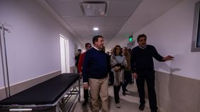 Un paso adelante, Alberto Weretilneck y Demetrio Thalasselis, en la recorrida por la ampliación del Hospital de Bariloche.&nbsp;