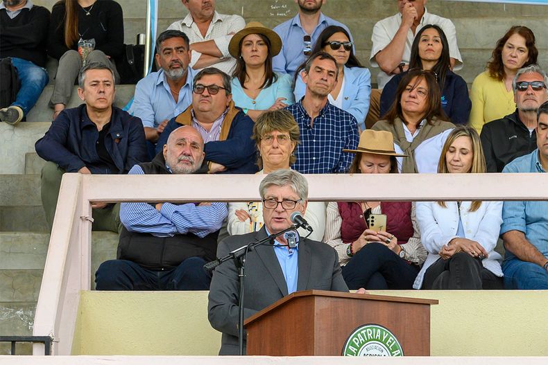 Ziliotto en su última visita a la Rural de La Pampa, en octubre: detrás, Abelardo Ferrán, el diputado nacional que causó escozor a las patronales rurales.