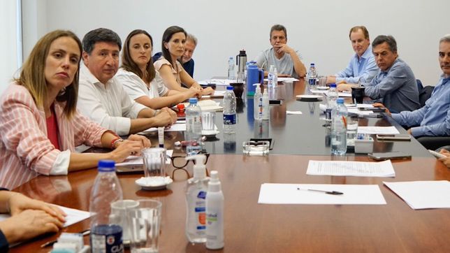 Sergio Massa, con Gustavo Bordet y Roberto Mirabella a sus costados.