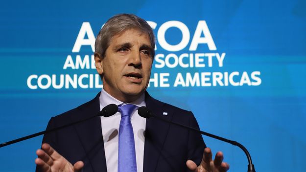 Toto Caputo no logra acumular dólares y se queda sin podes de fuego para las elecciones.