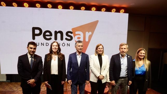 Nacho Torres, María Eugenia Vidal, Mauricio Macri, Gisela Scaglia, Rogelio Frigerio y Silvia Lospenatto en el relanzamiento de la Fundación Pensar.