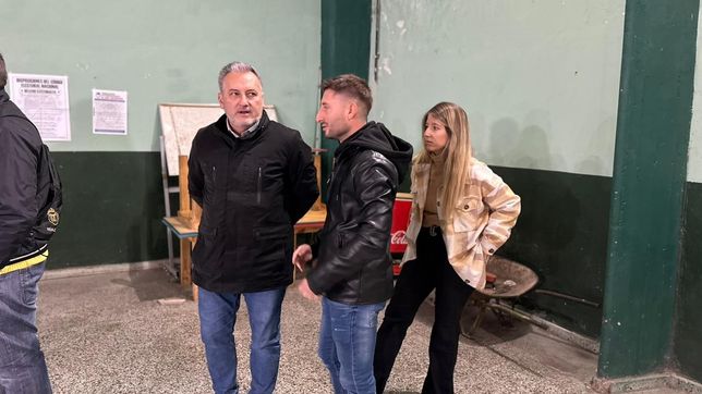 El precandidato a gobernador por el PJ, Marcelo Lewandowski, junto a sus hijos en la fila para votar.