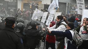 Era Javier Milei: movimientos sociales y piqueteros marcharon por el Puente Avellaneda y fueron reprimidos por la Policía.&nbsp;
