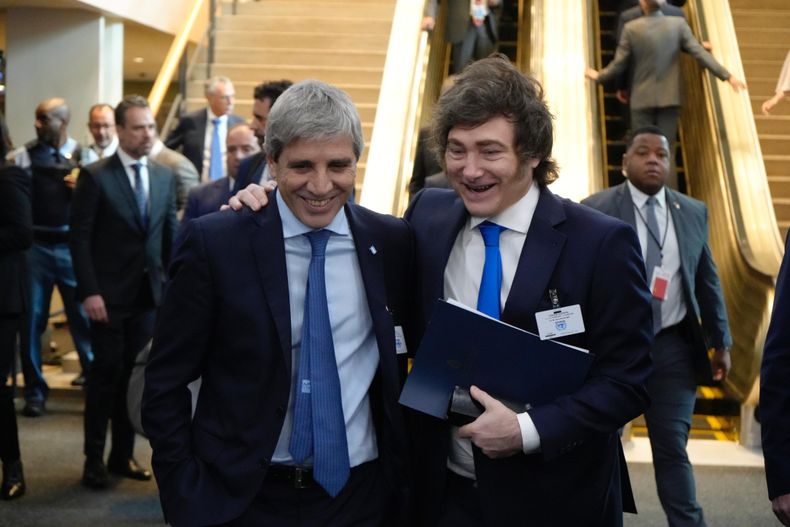 Javier Milei y Toto Caputo, felices con el programa económico de Scott Bessent.