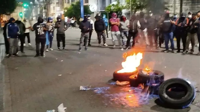 La policía quemó gomas frente a la Casa de Gobierno de Jujuy.&nbsp;