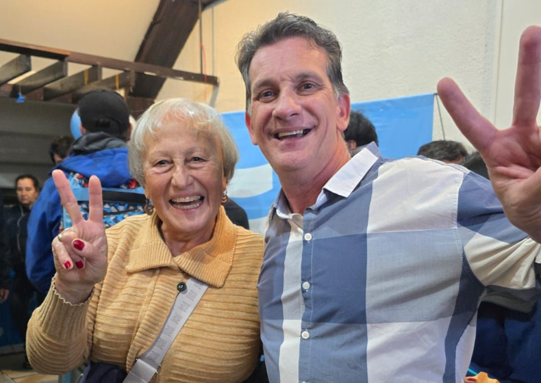 Costa Brutten con la militancia peronista de Bariloche. 