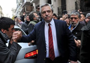 Fernández conversó con Macron y visitará Francia antes de asumir