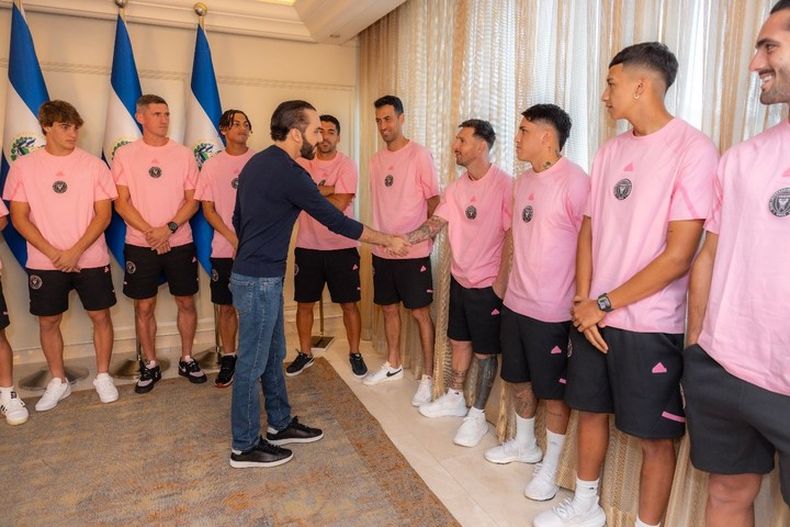Lionel Messi con Nayib Bukele, cuando el Inter jugó con la selección de El Salvador, en 2024. 