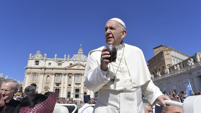 Jorge Bergoglio toma mate durante una recorrida con el papamóvil