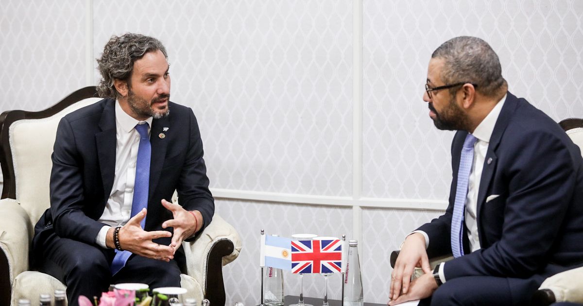 Santiago Cafiero passes British Foreign Secretary via Malvinas at the EU-Celac summit