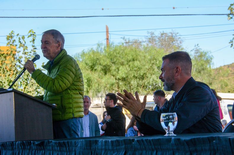El gobernador Juan Schiaretti, junto al intente de La Calera, Facundo Rufeil.