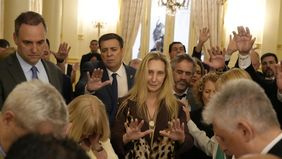 Manuel Adorni y Karina Milei, bendecidos por pastores evangélicos en la Casa Rosada