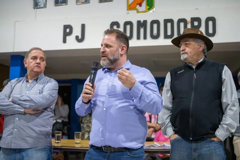 José Glinsky, candidato a diputado nacional por el oficialismo en Chubut, junto al senador Carlos Linares y el intendente electo de Comodoro Rivadavia, Othar Macharashvili.