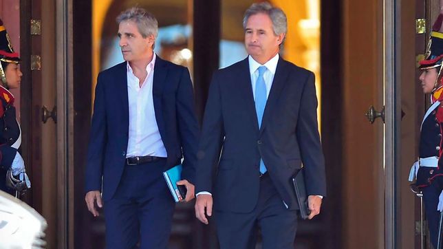 Toto Caputo y Pablo Quirno, el nuevo timón de la diplomacia de Javier Milei.  Toto Caputo y Pablo Quirno, el nuevo timón de la diplomacia de Javier Milei.