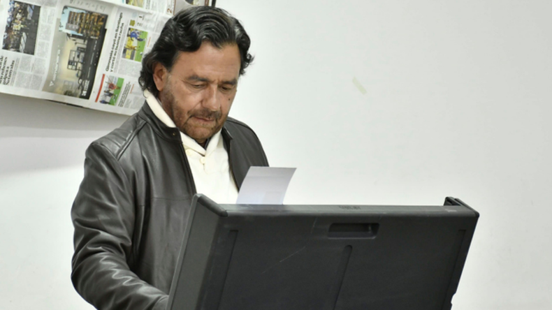 Gustavo Sáenz votando en las elecciones de Salta. 