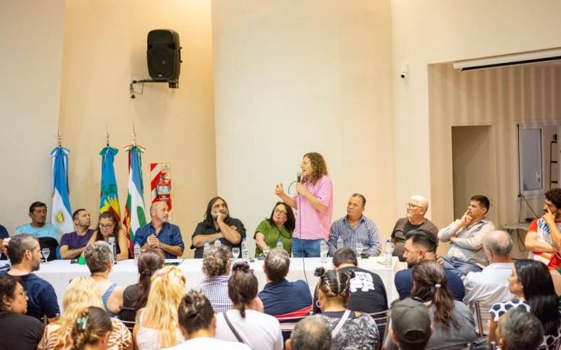 Que florezcan mil multisectoriales: Axel Kicillof agita la protesta sin sello partidario