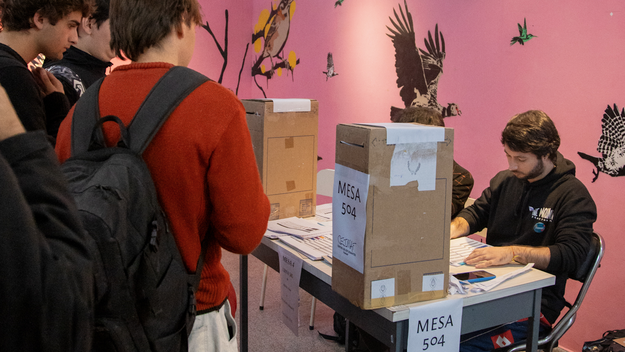 Estudiantes votando en FAMAF, de la Universidad Nacional de Córdoba. Estudiantes votando en FAMAF, de la Universidad Nacional de Córdoba.