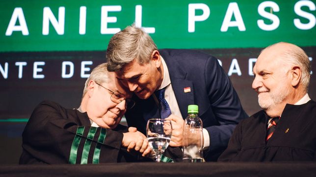 Daniel Passerini saluda al arzobispo Ángel Rossi durante la entrega del doctorado Honoris Causa.