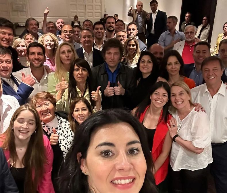 milei con diputados.jpg