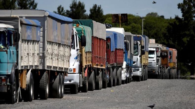 Camiones a la vera de las rutas