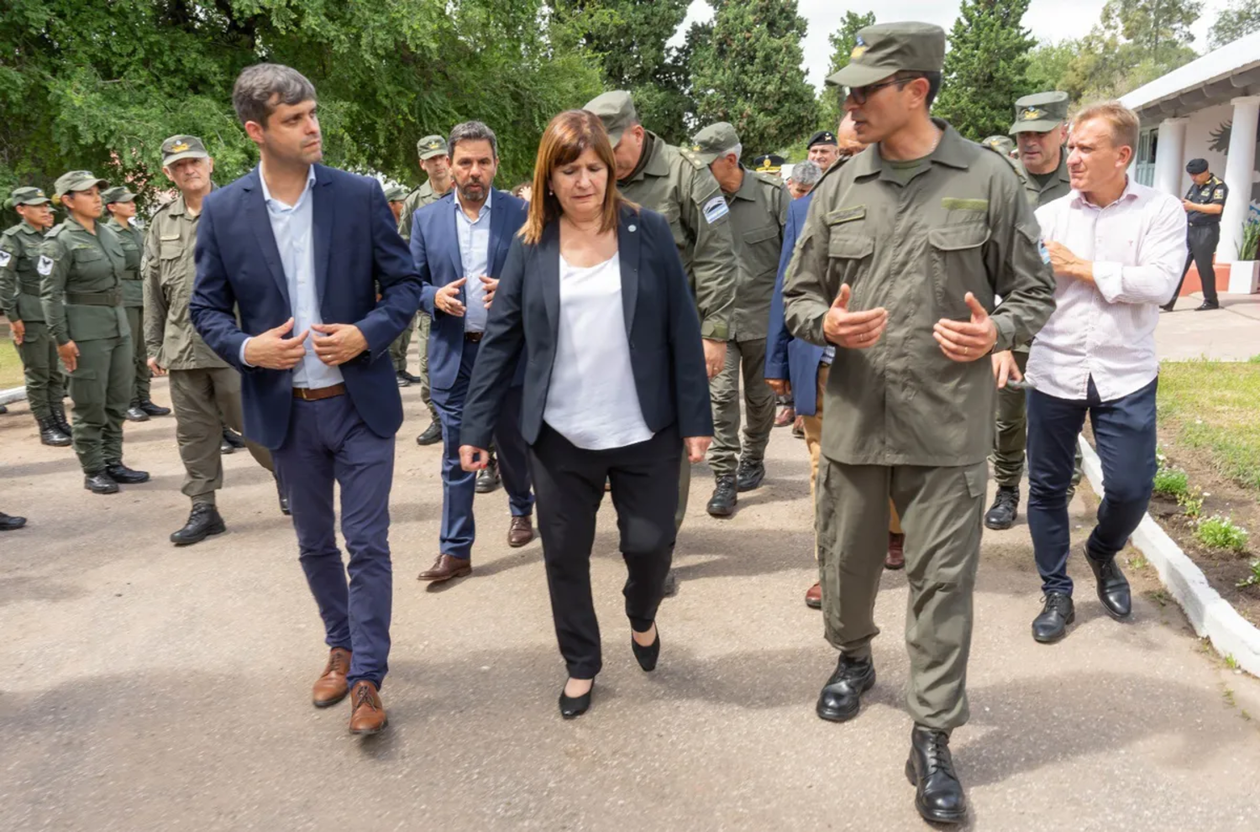 Patricia Bullrich enfrenta un conflicto salarial con la Gendarmería nacional.