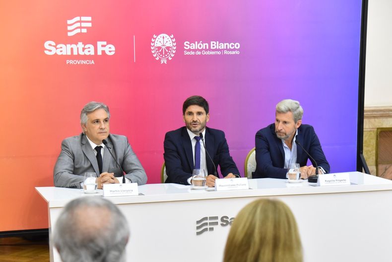 Maximiliano Pullaro, Rogelio Frigerio y Mart&iacute;n Llaryora, en la conferencia en la que le pidieron al gobierno que baje las retenciones.