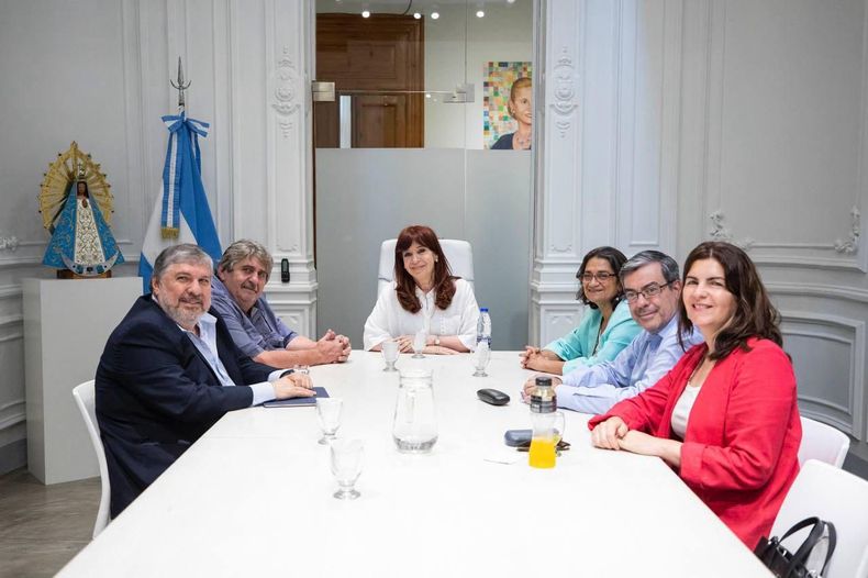 Cristina Fernández de Kirchner, y los cinco postulantes a las respectivas vicepresidencias del PJ, José Mayans, Lucía Corpacci, Germán Martínez, Mariel Fernández y Ricardo Pignanelli,