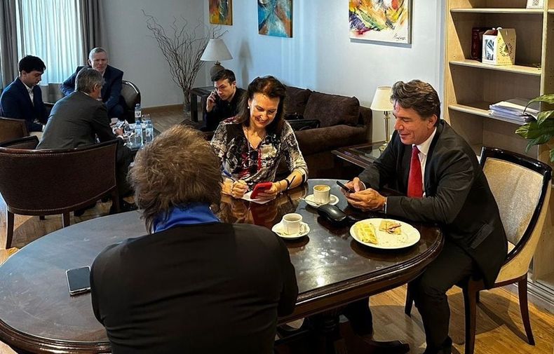 Diana Mondino (de frente) y Javier Milei (de espalda) con un grupo de colaboradores