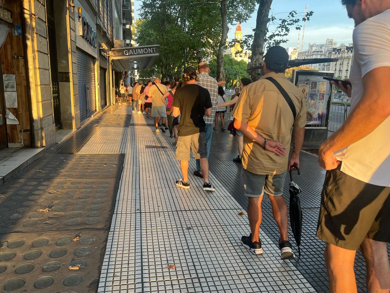 Había más gente esperando entrar al cine que a Milei.&nbsp;