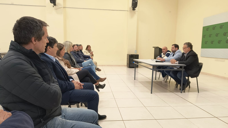 Enrique Cresto, en primera fila durante la asunción de Alfredo Francolini como director de la Caja de Jubilaciones, bajo la órbita del gobierno de Rogelio Frigerio.