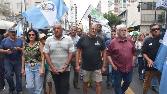 Los gremios estatales de Córdoba marchan contra la reforma previsional de Martín Llaryora